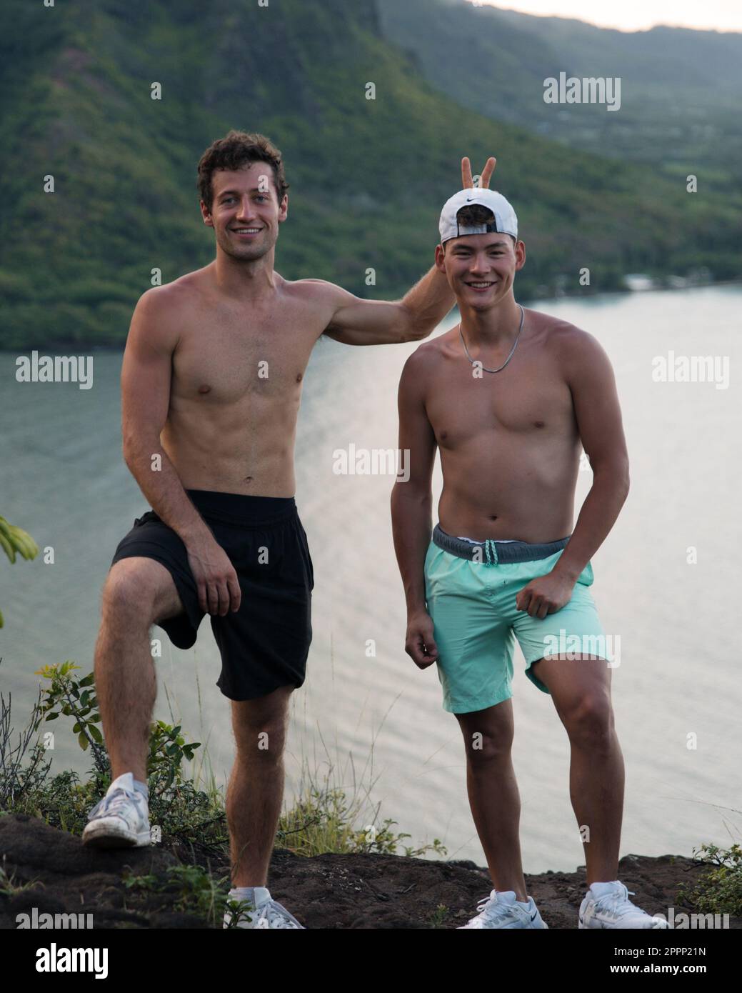 Group of friends posing on top of the Crouching Lion hike on Oahu, Hawaii Stock Photo