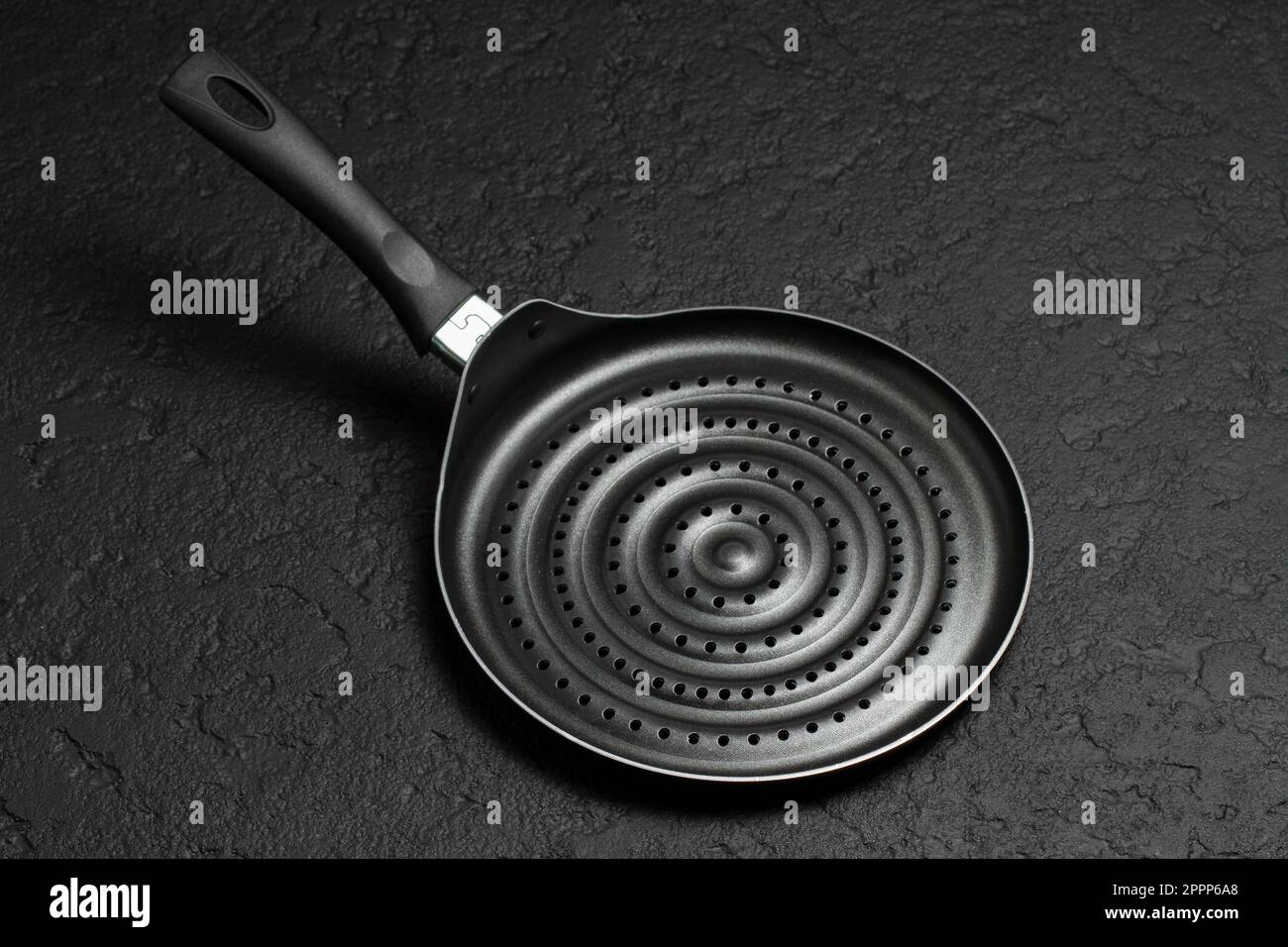 https://c8.alamy.com/comp/2PPP6A8/grill-or-frying-pan-for-roasting-arepas-or-tortillas-top-view-2PPP6A8.jpg