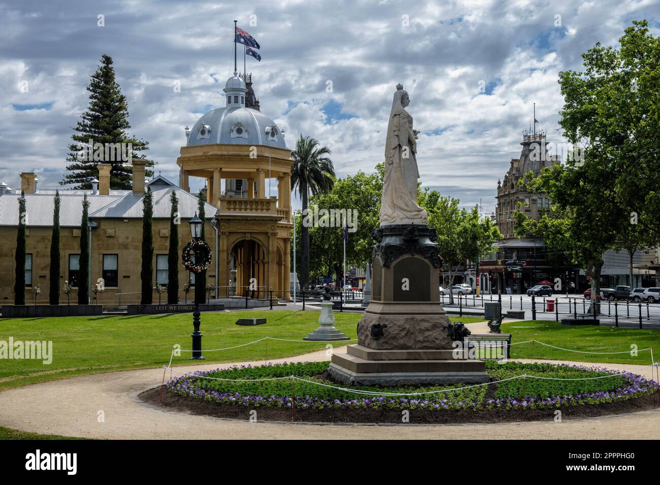 Queen Victoria statue in Queen's Gardens and the Bendigo Military Museum, Bendigo, Victoria, Australia Stock Photo