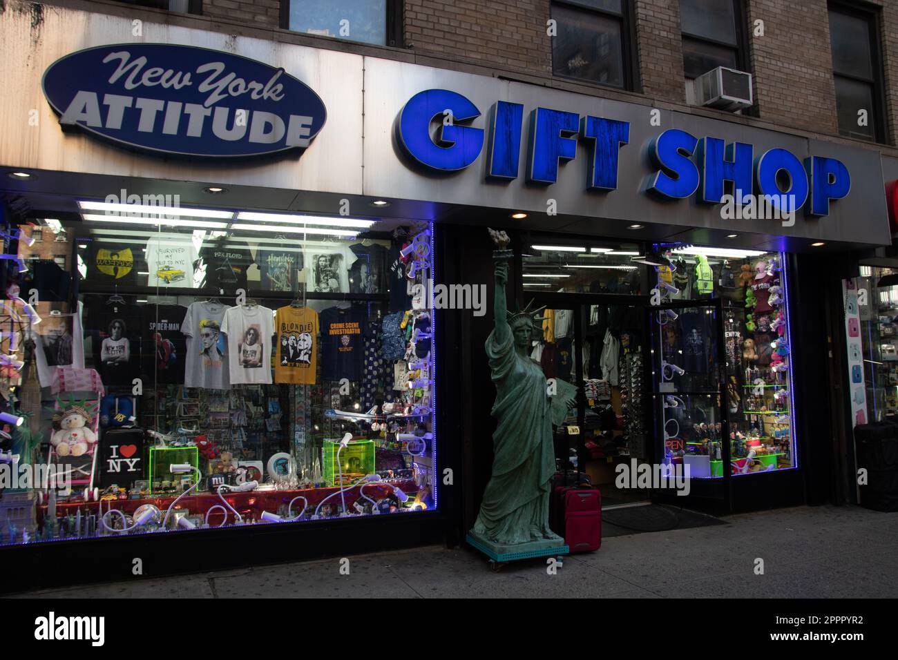 SOUVENIRS GIFT SHOP WINDOW MANHATTAN NEW YORK CITY USA, Stock