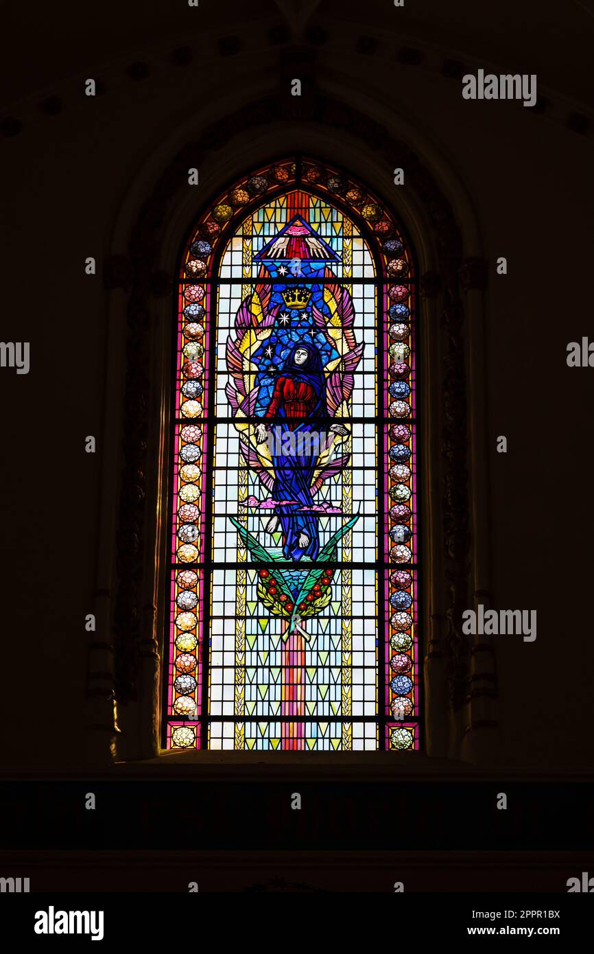 Stained glass window in The Cathedral of St Mary the Crowned. Roman Catholic church, 215 Main Street. Catedral de Santa Maria la Coronada. The British Stock Photo