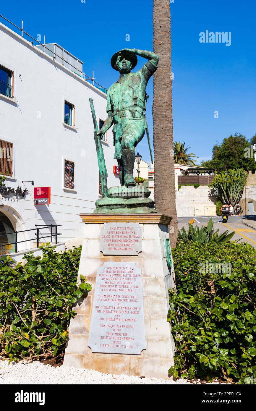 Bronze statue of Gibraltar Defence Force Soldier, memorial to those who fought in World War 2. Inscribed to The Gibraltar Defence Force, the Gibraltar Stock Photo