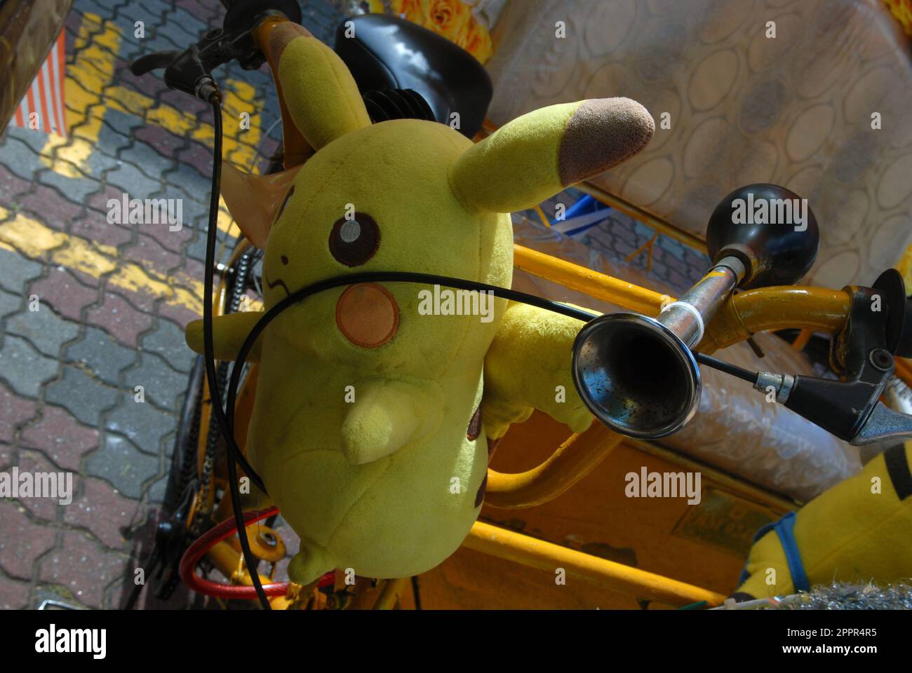 Traditional bicycle rickshaw melaka malaysia hi-res stock photography ...