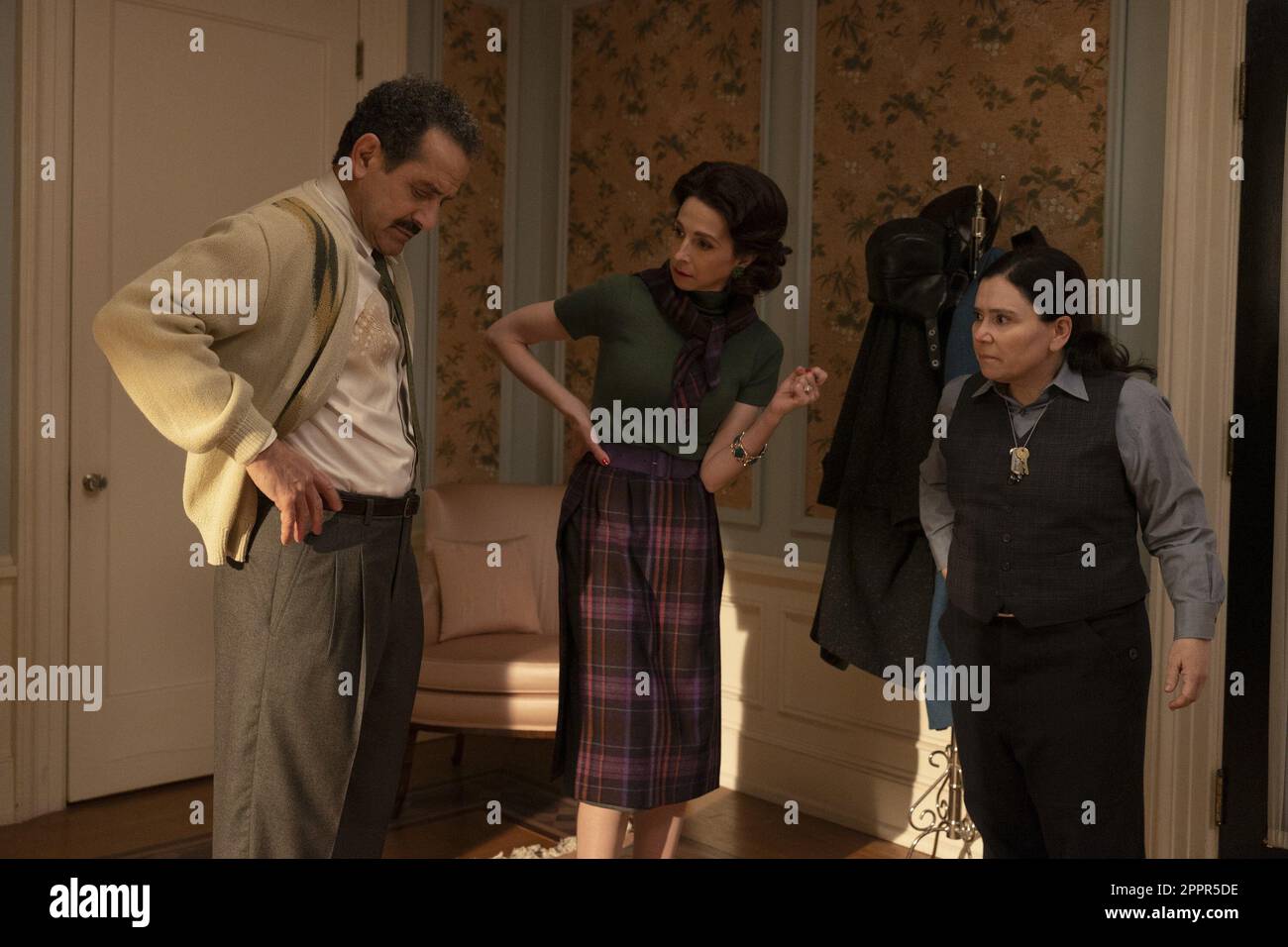 THE MARVELOUS MRS. MAISEL, from left: Tony Shalhoub, Marin Hinkle, Alex ...