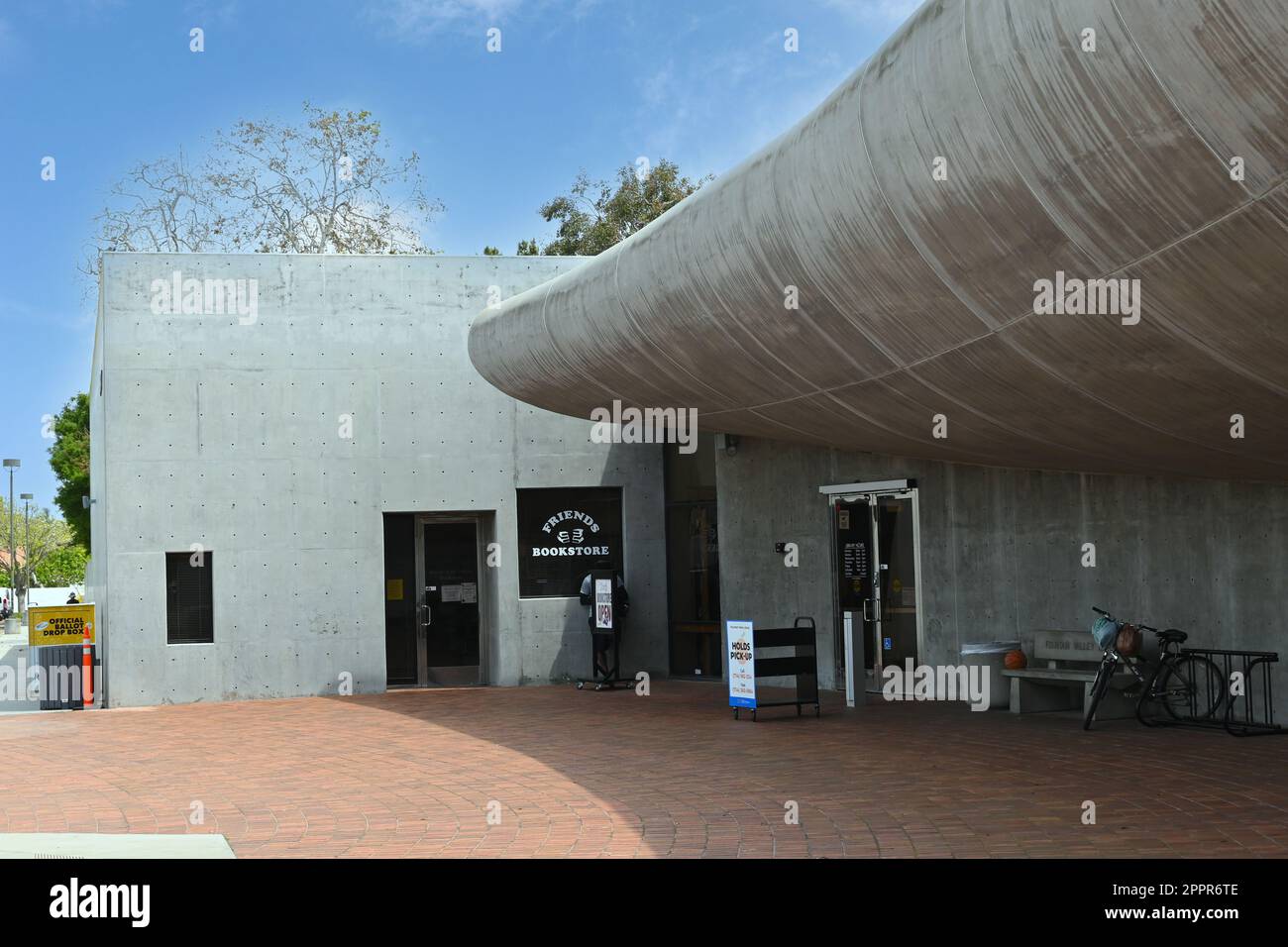FOUNTAIN VALLEY, CALIFORNIA - 18 APR 2023: The Fountain Valley Main Library in Veterans Park at the Civic Center. Stock Photo