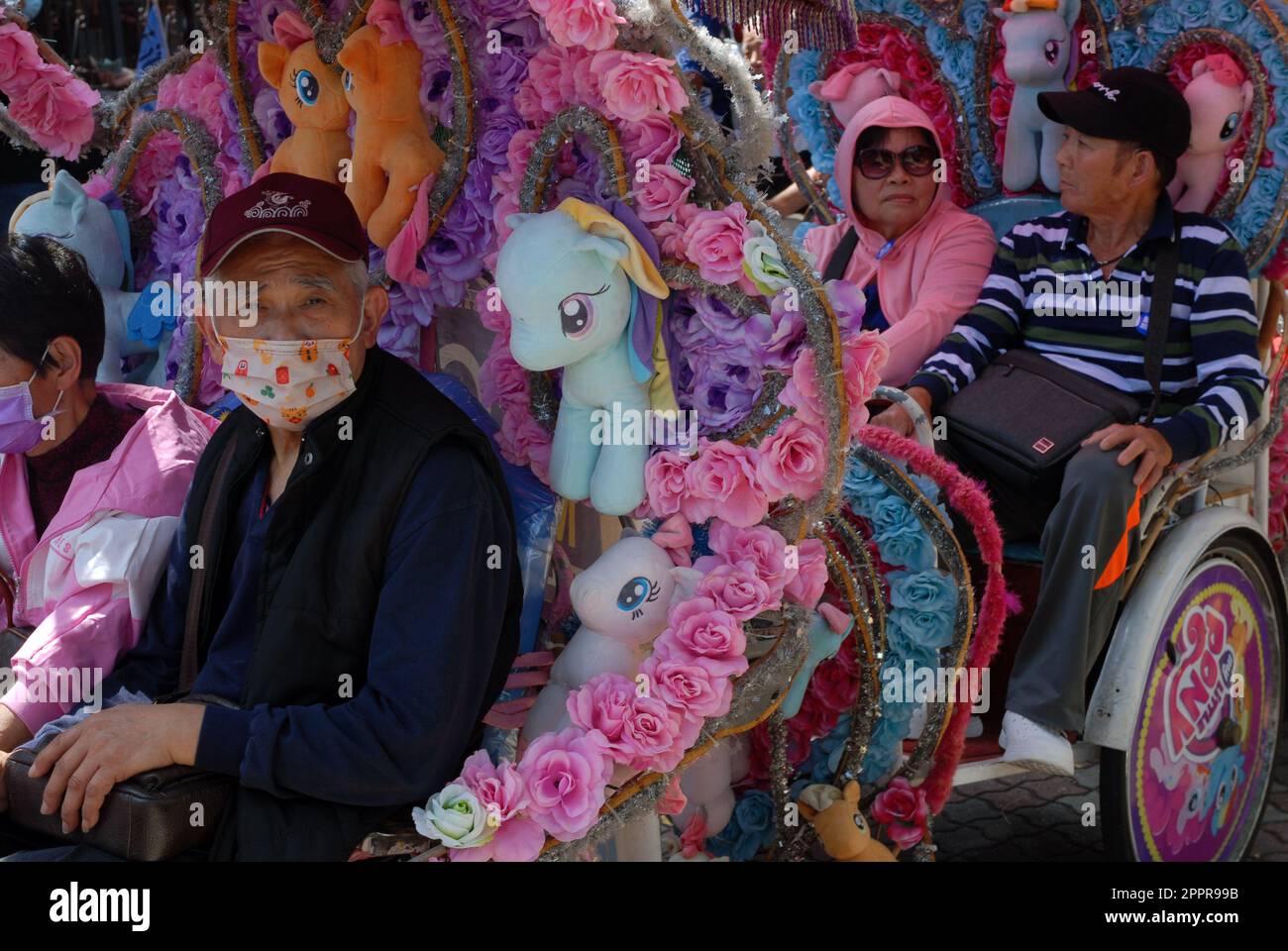 Traditional bicycle rickshaw melaka malaysia hi-res stock photography ...