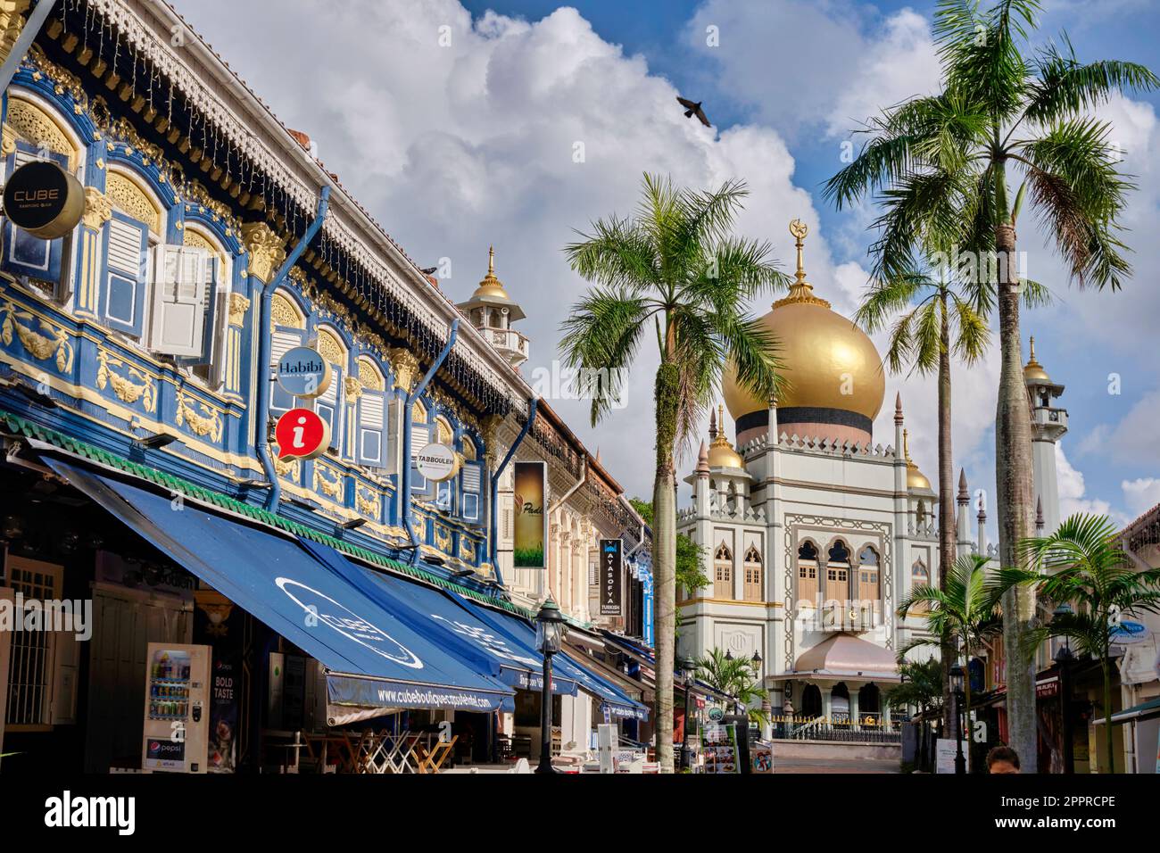 Sultan Mosque in Kampong Glam / Arab Street area in Singapore, with budget accommodation Cube Boutique Capsule Hotel on the left Stock Photo