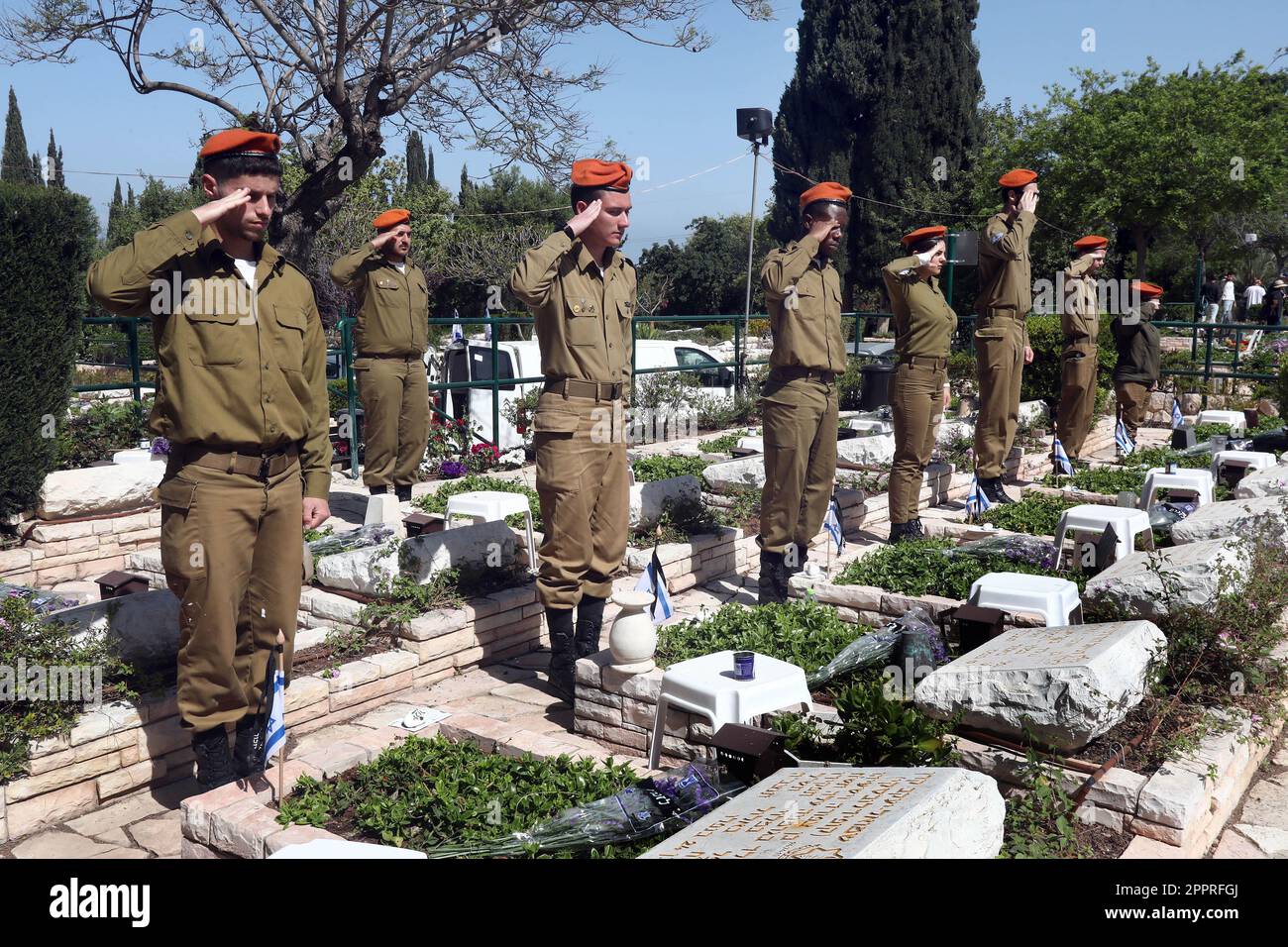 (230424) -- TEL AVIV, April 24, 2023 (Xinhua) -- Israeli soldiers salute during a ceremony at a military cemetery ahead of Memorial Day in Tel Aviv, Israel, on April 24, 2023. (Gideon Markowicz/JINI via Xinhua) Stock Photo