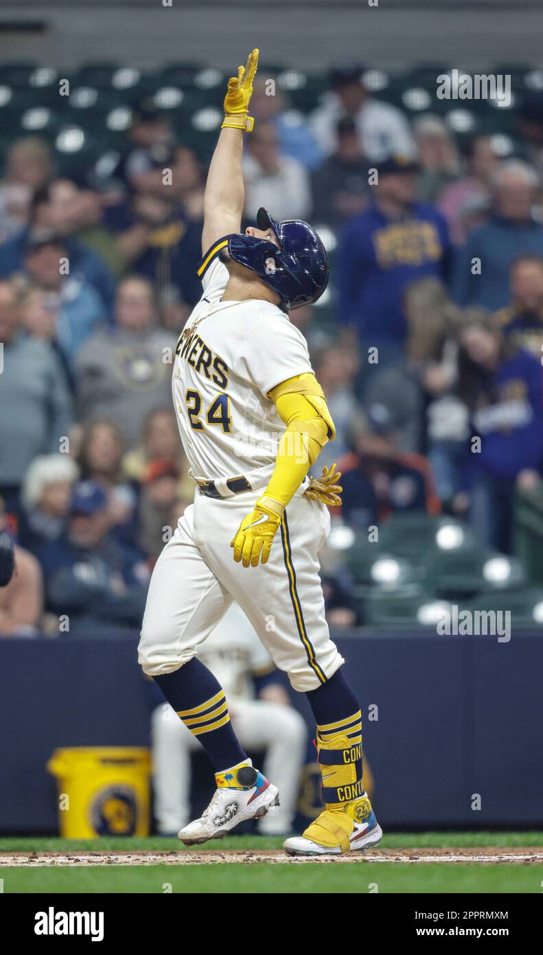 William Contreras shares photo in Brewers gear, fans react.