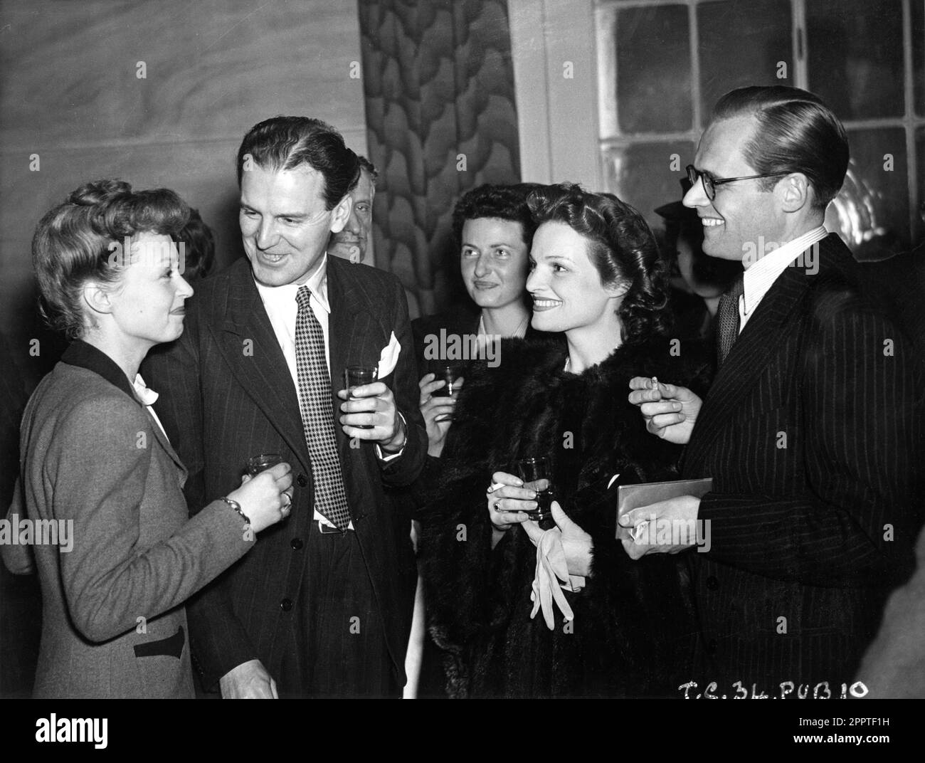 LILLI PALMER DEREK WILLIAMS LINDEN TRAVERS and ALBERT LIEVEN at reception in May 1945 at Savoy Hotel in London to welcome Gladys Cooper back to England to star in BEWARE OF PITY 1946 director MAURICE ELVEY Two Cities Films / Eagle - Lion Distributors Ltd. Stock Photo