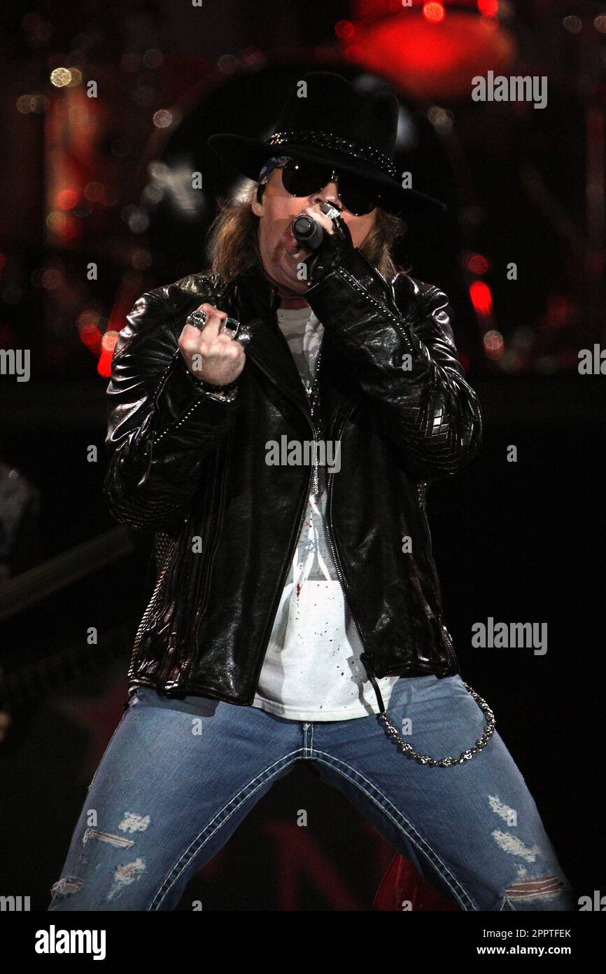 Axl rose guns roses performing hi-res stock photography and images 