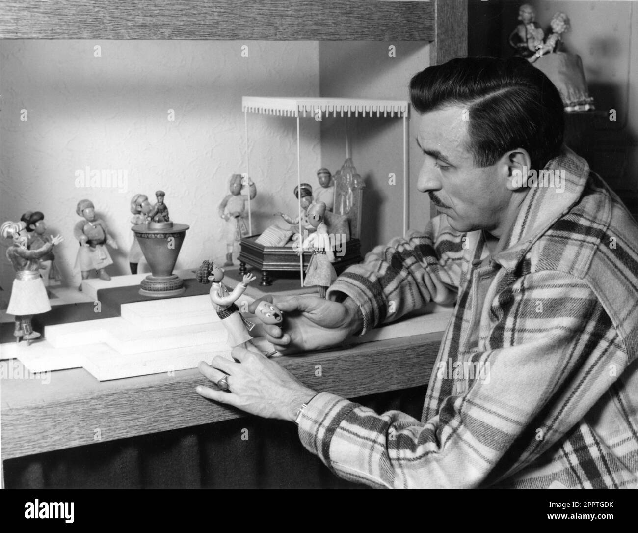 American Animator ROBERT G. LEFFINGWELL changing face of a puppet in one of the sets for the Oscar nominated British Stop Motion  Animation Short THE STORY OF TIME 1951 writer Michael Stainer-Hitchens Cornell Film Company / Signal Films Stock Photo