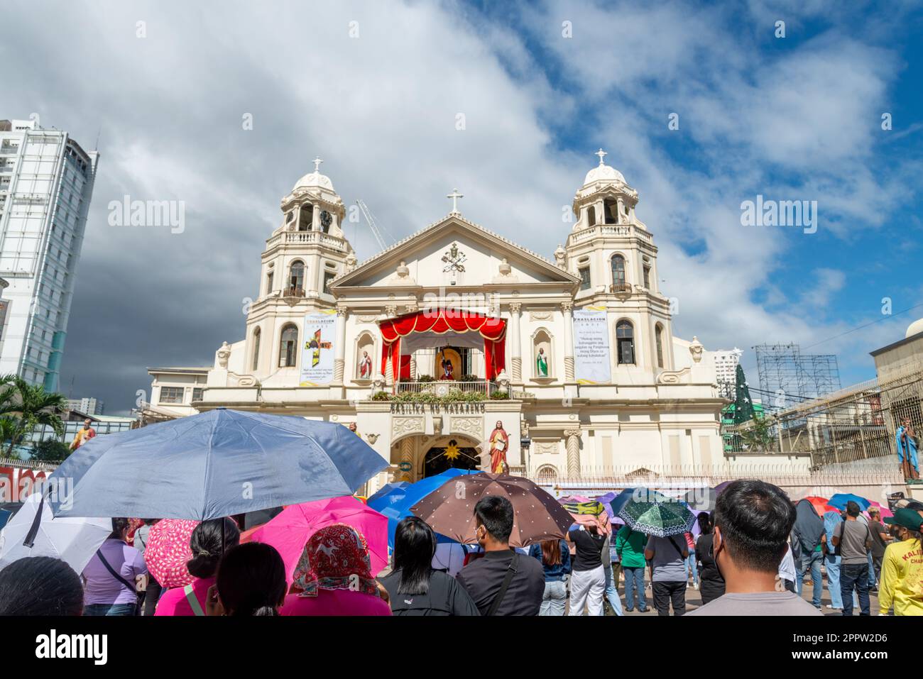 Manila,The Philippines-Jan 07 2023: People worship under the hot sun,outside Quiapo Church,the day before the Traslación,or procession walk,to commemo Stock Photo