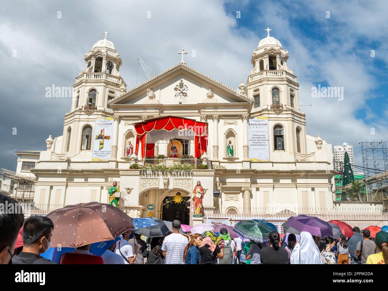 Manila,The Philippines-Jan 07 2023: People worship under the hot sun,outside Quiapo Church,the day before the Traslación,or procession walk,to commemo Stock Photo