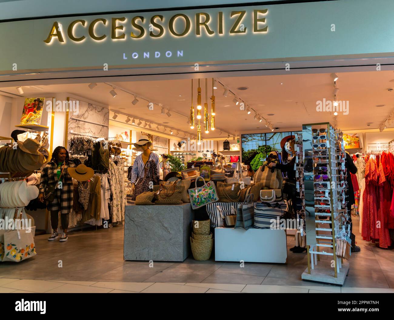 Gatwick shopping terminal south hi-res stock photography and images - Alamy