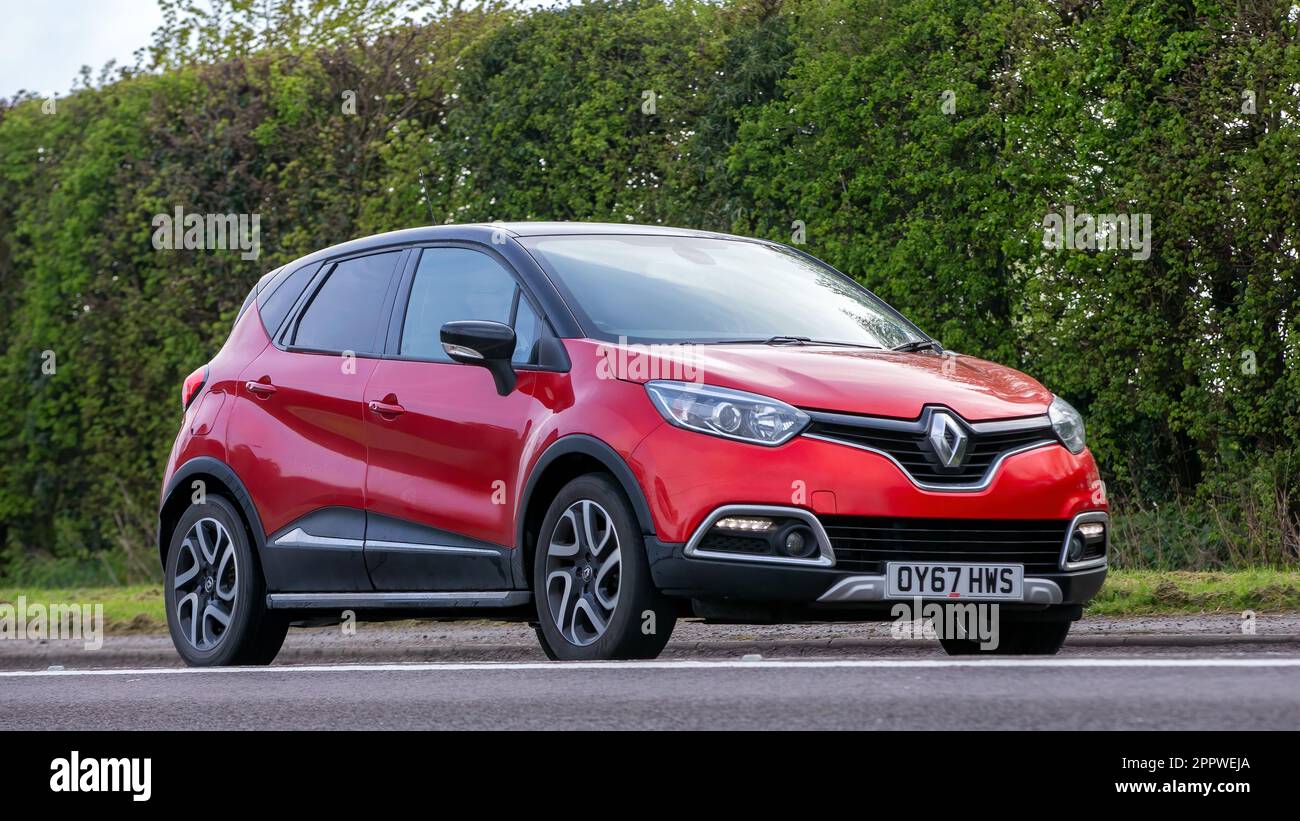 Mulhouse - France - 20 December 2021 - Profile view of blue Renault clio 2  parked on the road foto de Stock