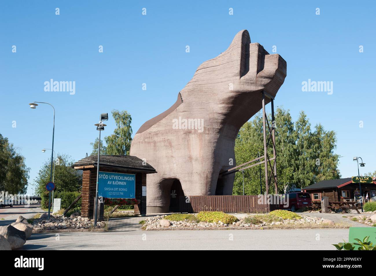 a-wooden-13-m-high-bear-sculpture-sveg-h-rjedalen-municipality-in
