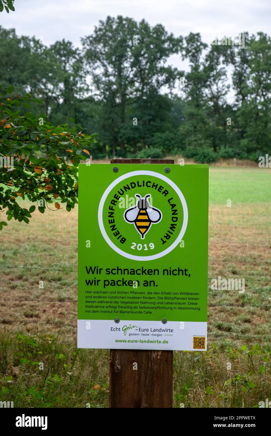 Bienenfreundlicher Landwirt — bee-friendly farmer . Wir schnacken nicht, wir packen an. (We don't snap, we tackle.) Stock Photo