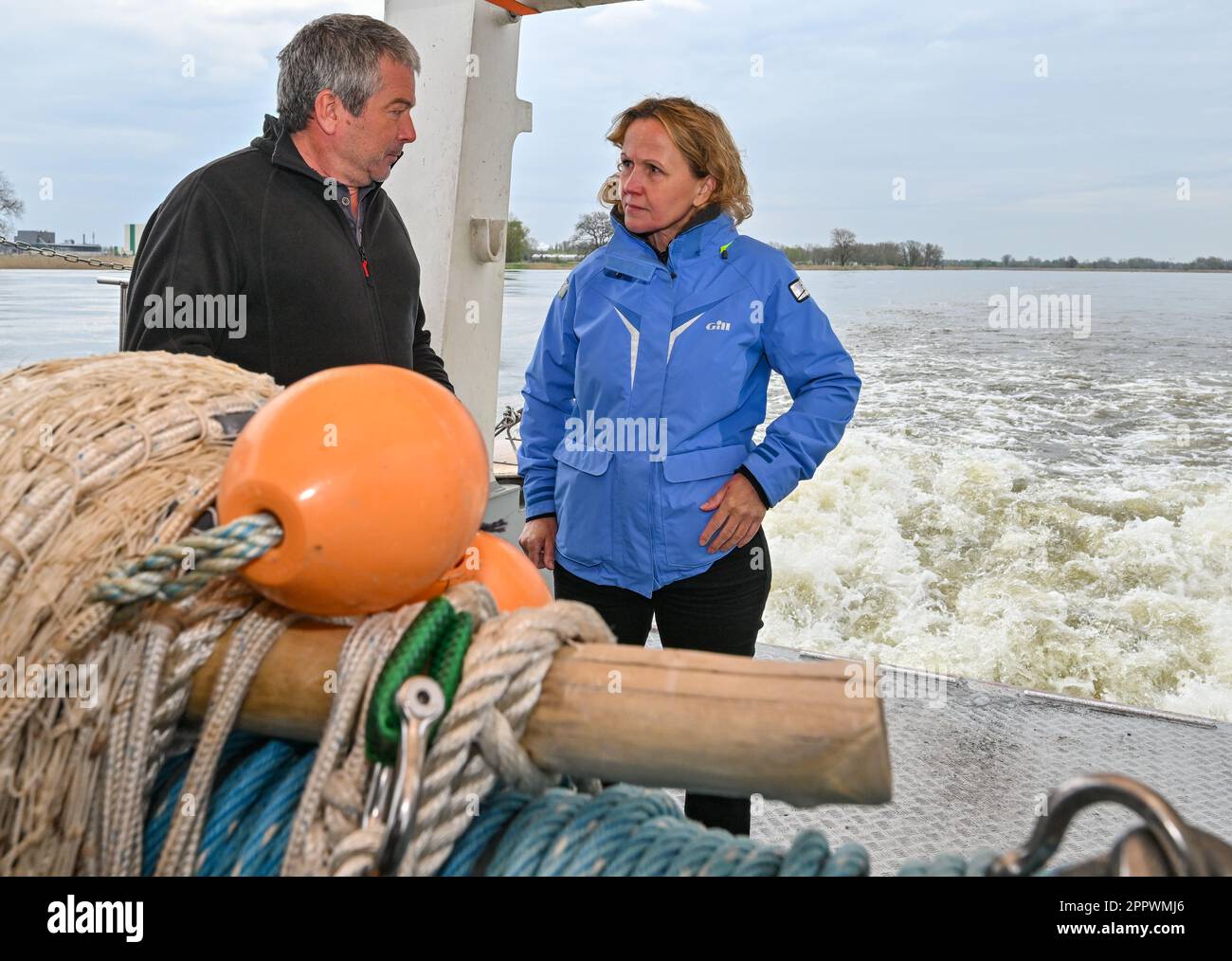 25 April 2023, Brandenburg, Küstrin-Kietz: Steffi Lemke (r, Bündnis 90/Die Grünen), Federal Minister for the Environment, is on board a research vessel on the German-Polish border river Oder talking to Christian Wolter from the Leibniz Institute of Freshwater Ecology and Inland Fisheries (IGB). During a scientific trawl survey, the Federal Environment Minister learned about the current situation following the environmental disaster in 2022. The massive fish kill in the Oder River in the summer of 2022 continues to be the subject of current research. The Leibniz Institute of Freshwater Ecology Stock Photo
