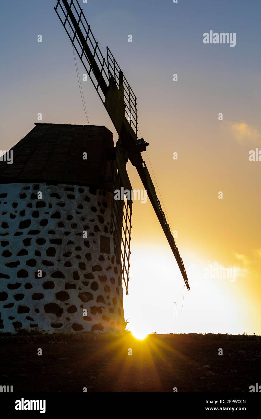 Sun Setting Behind Windmill Windmill In The Sunset Background And