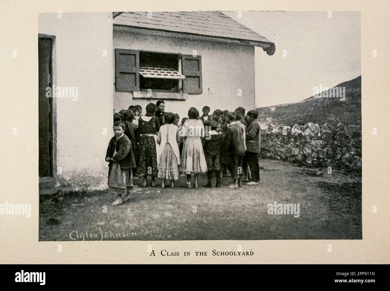 A Class in the Schoolyard photograph from the book ' The Isle of the shamrock ' by Clifton Johnson, 1865-1940 Publication date 1901  Publisher New York, Macmillan; London, Macmillan Stock Photo