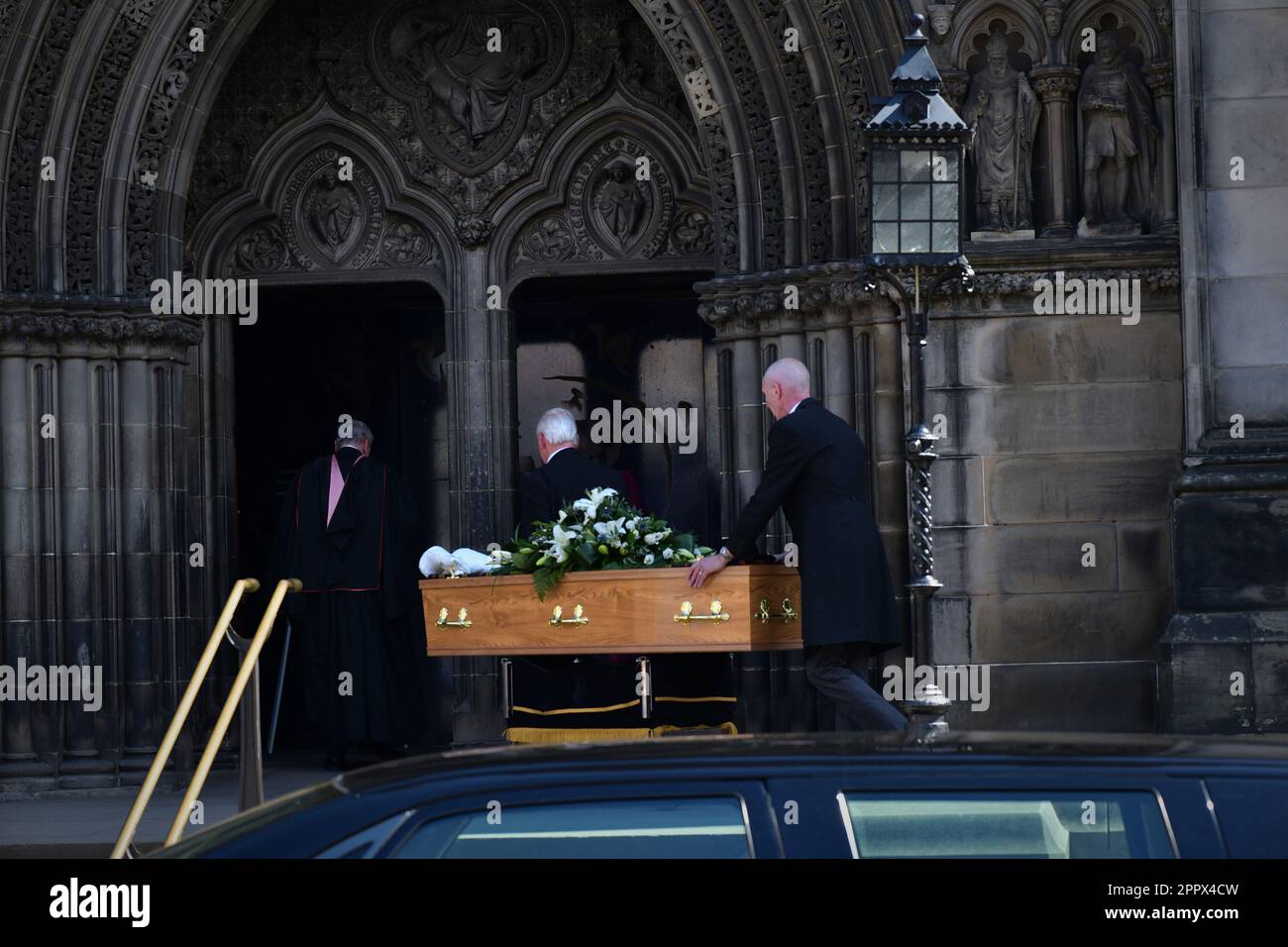 Edinburgh Scotland, UK 25 April 2023. The coffin arrives at St Giles Cathedral for A Celebration of the Life of Kenneth Buchanan MBE 28th June 1945 - 1st April 2023 Undisputed World Lightweight Champion 1971.  credit sst/alamy live news Stock Photo