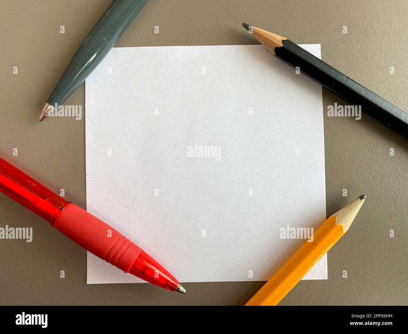 Small square pieces of paper for notes and notes on the office desk and ...