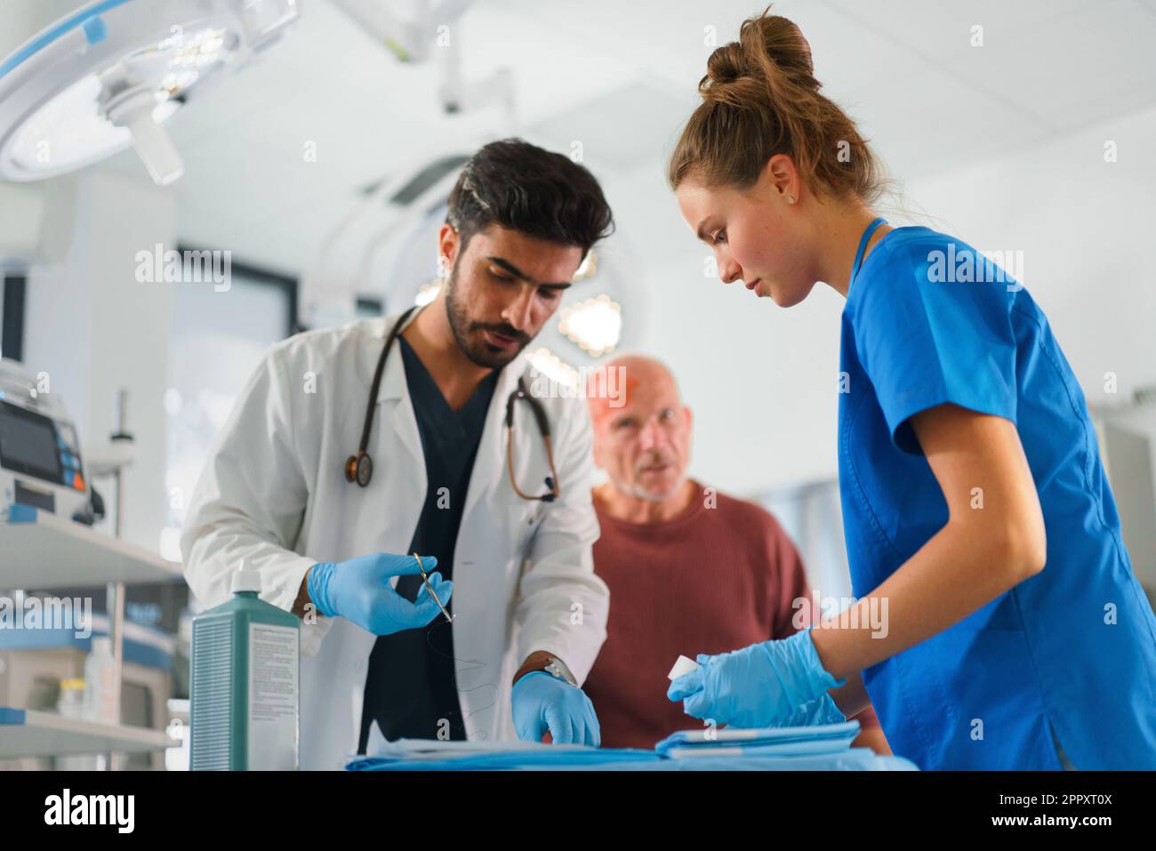 Doctor nurse treating senior hi-res stock photography and images - Alamy