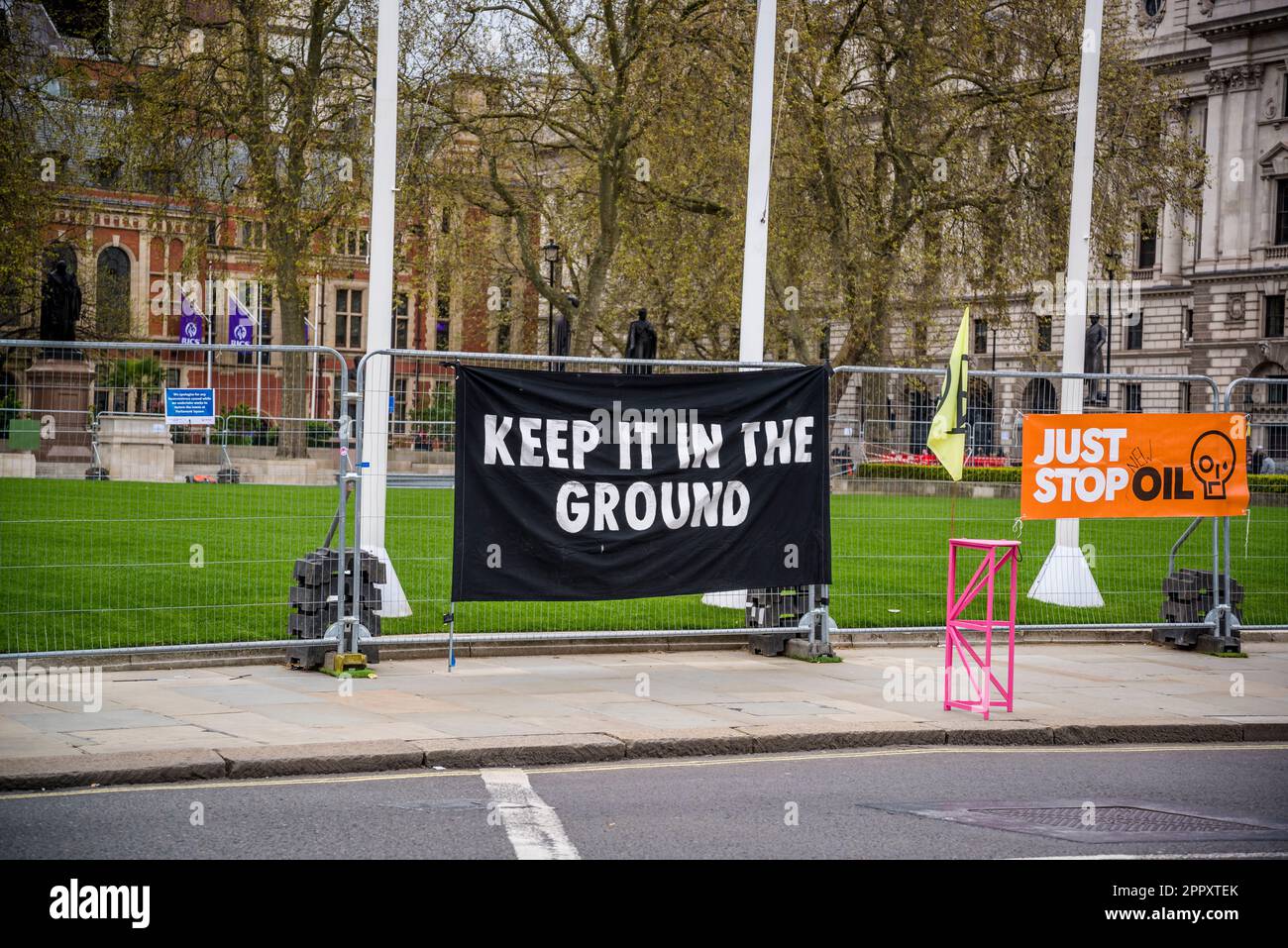 Keep the oil in the ground, Extinction Rebellion protest fighting for