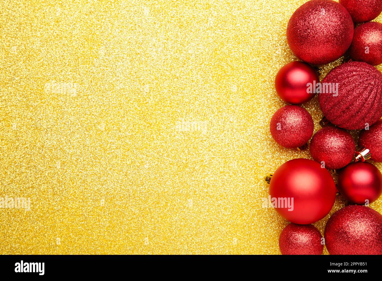 Red christmas balls on gold background with copy space. Top view Stock ...