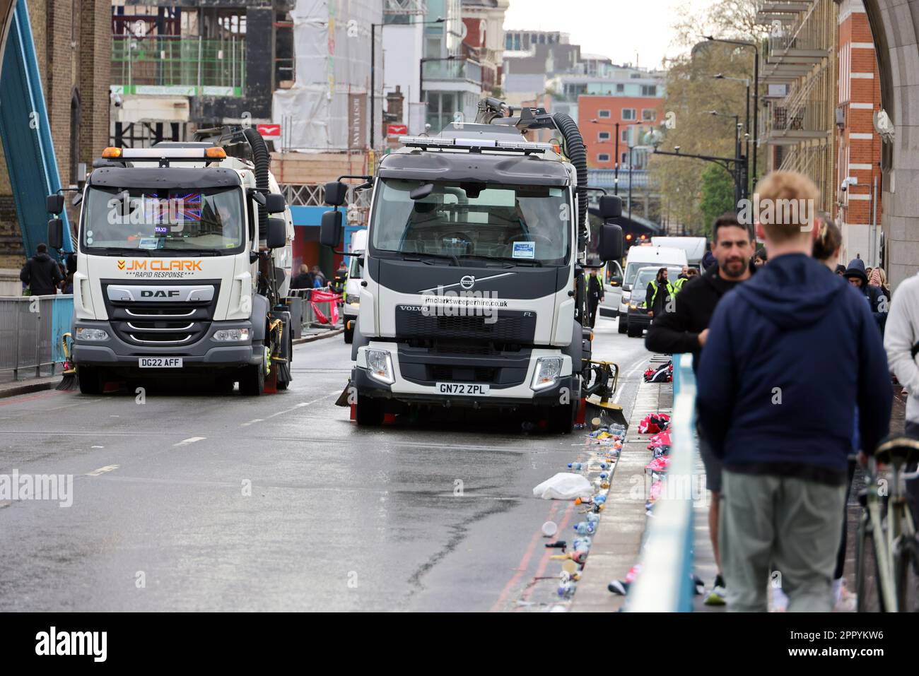 Pic shows London Marathon 2023 clear up after the last runners  Thousands of recycled plastic bottles were cleared up supplied by Buxton  They claim t Stock Photo