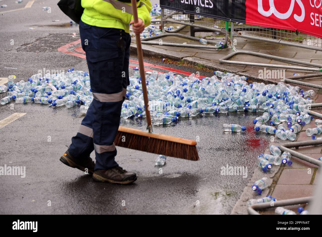 Pic shows London Marathon 2023 clear up after the last runners  Thousands of recycled plastic bottles were cleared up supplied by Buxton  They claim t Stock Photo