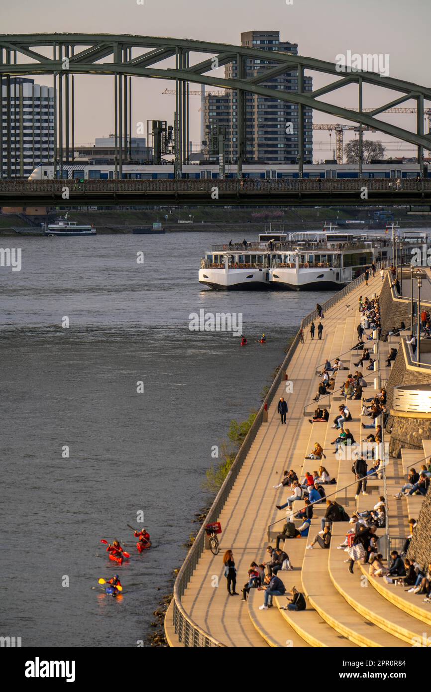 Rhine promenade, Rhine boulevard, on the Deutz bank, people sitting in ...