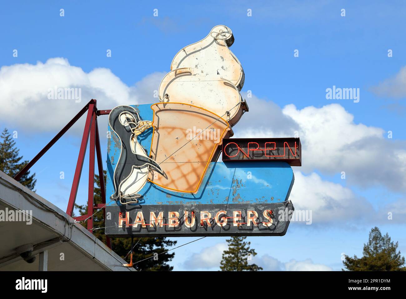 Neon sign of a penguin holding a soft serve ice cream at Eastwind Drive-In, 395 Wa Na Pa St, Cascade Locks, Oregon in the Columbia Gorge. Stock Photo