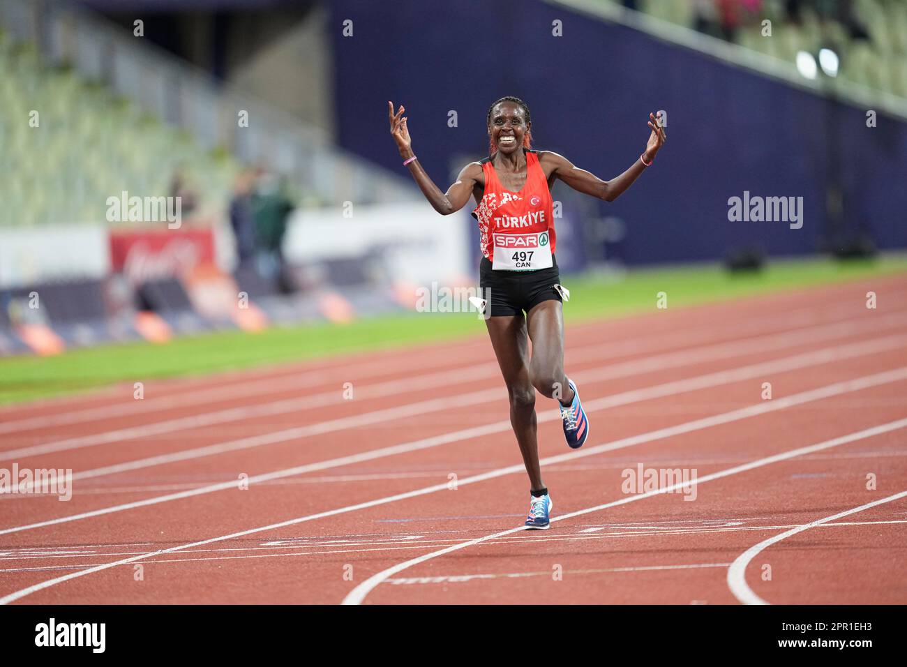 Yasemin Can winning the 10,000 meters at the 2022 European Athletics