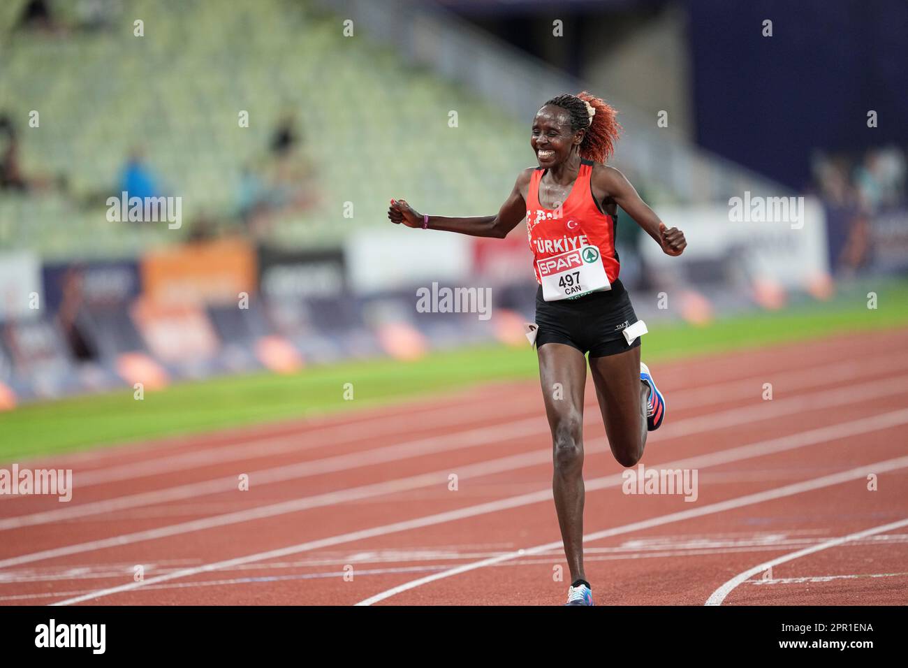 Yasemin Can winning the 10,000 meters at the 2022 European Athletics