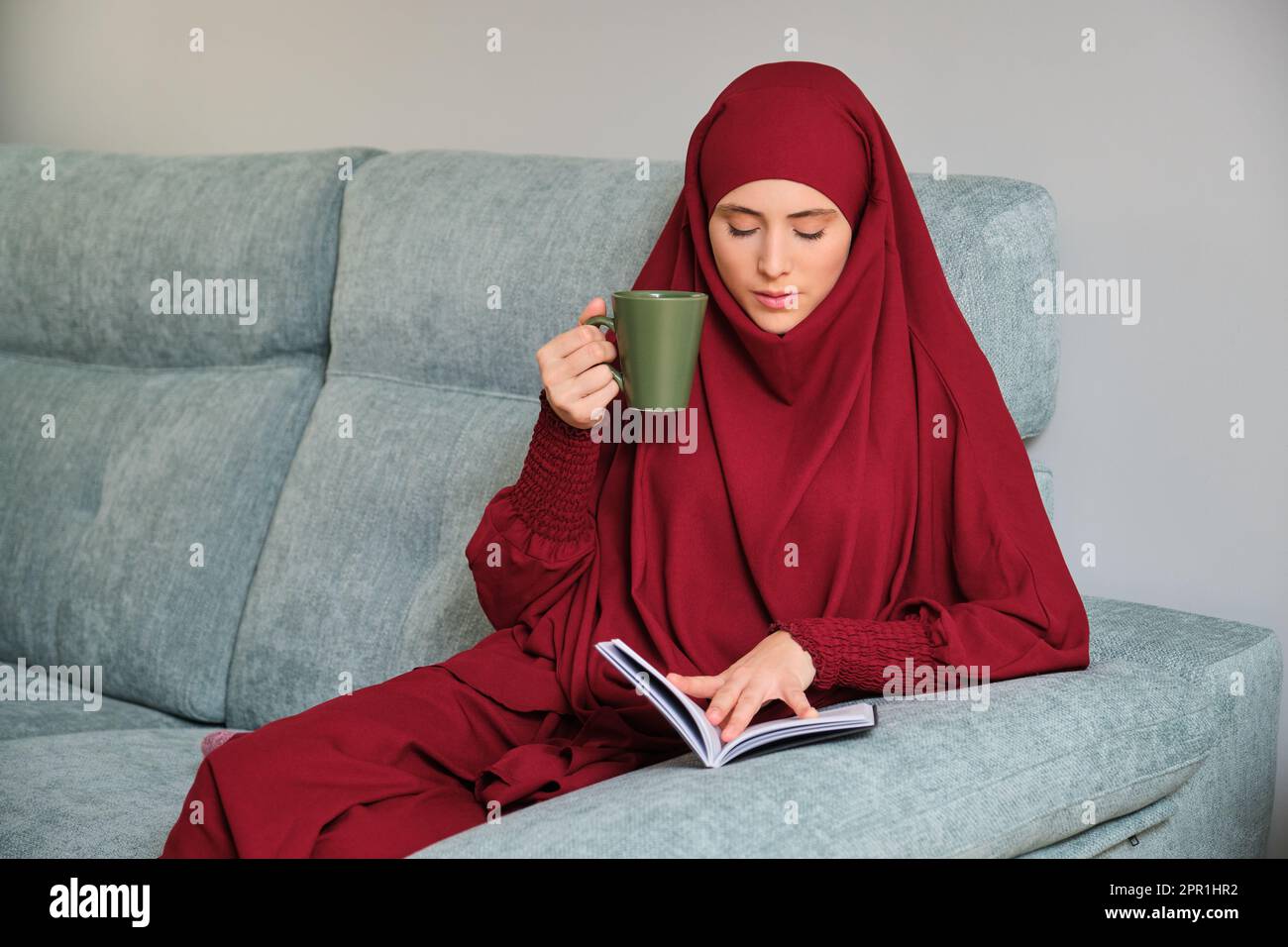 Muslim woman in hijab reading hi-res stock photography and images - Alamy