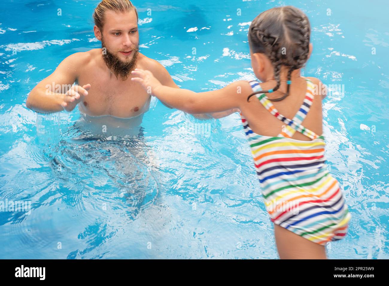 The child jumps into the pool to dad Stock Photo Alamy