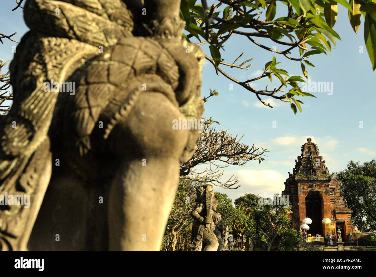 Decorative sculptures and a temple near Kertha Gosa pavilion (Bale Kambang), in the area of the abolished Klungkung Palace complex in Semarapura, Klungkung, Bali, Indonesia. Stock Photo