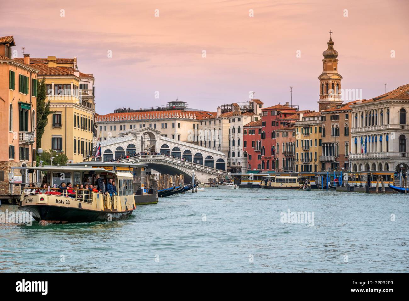 Grand Canal and Rialto Bridge (Ponte di Rialto) at sunset, Venice, Veneto, Italy Stock Photo