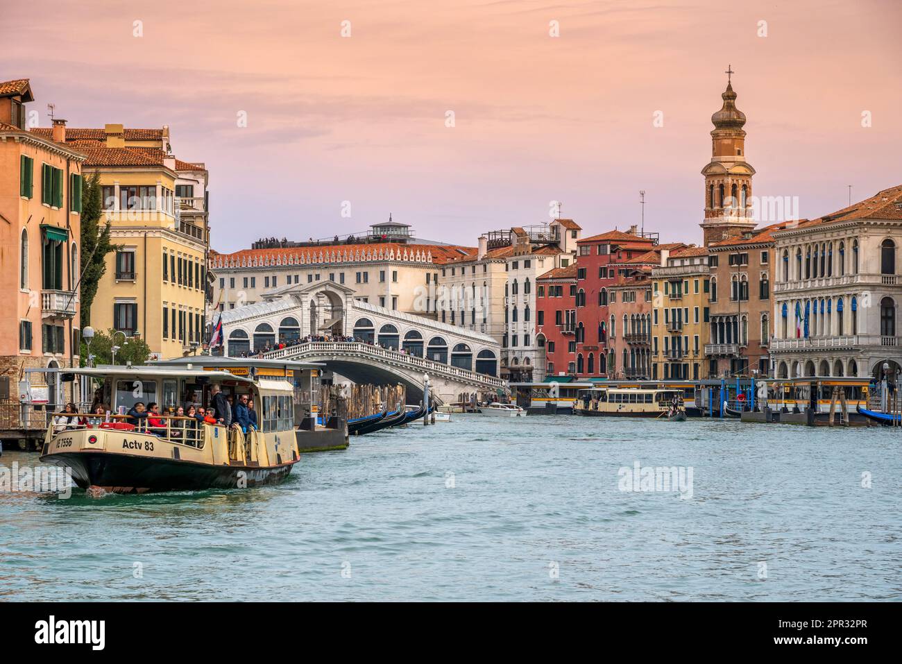 Grand canal sunset at rialto hi-res stock photography and images - Alamy