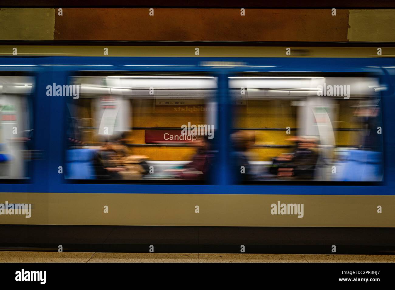 Board a crowded train hi-res stock photography and images - Alamy