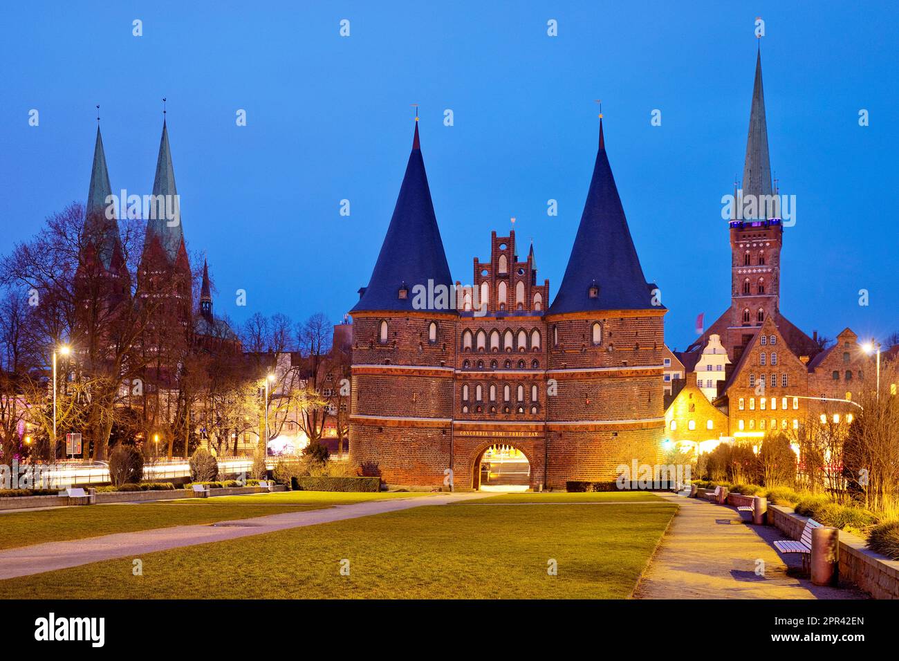 church St Marien, Holstentor, salt storehouses and chruch St Petri, in old city of Luebeck at blue hour, Germany, Schleswig-Holstein, Luebeck Stock Photo