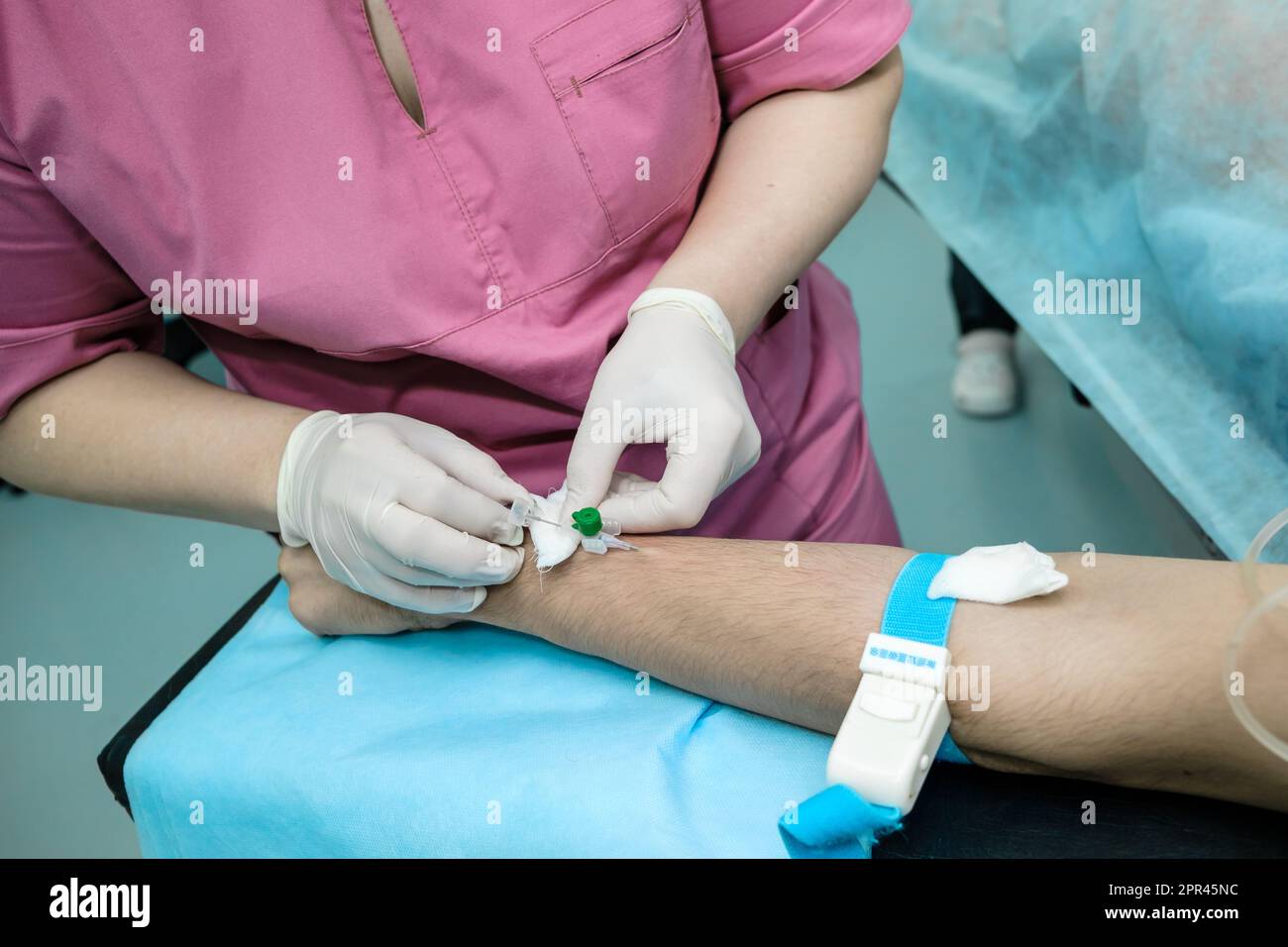 Installation of a catheterdropper for intravenous administration of