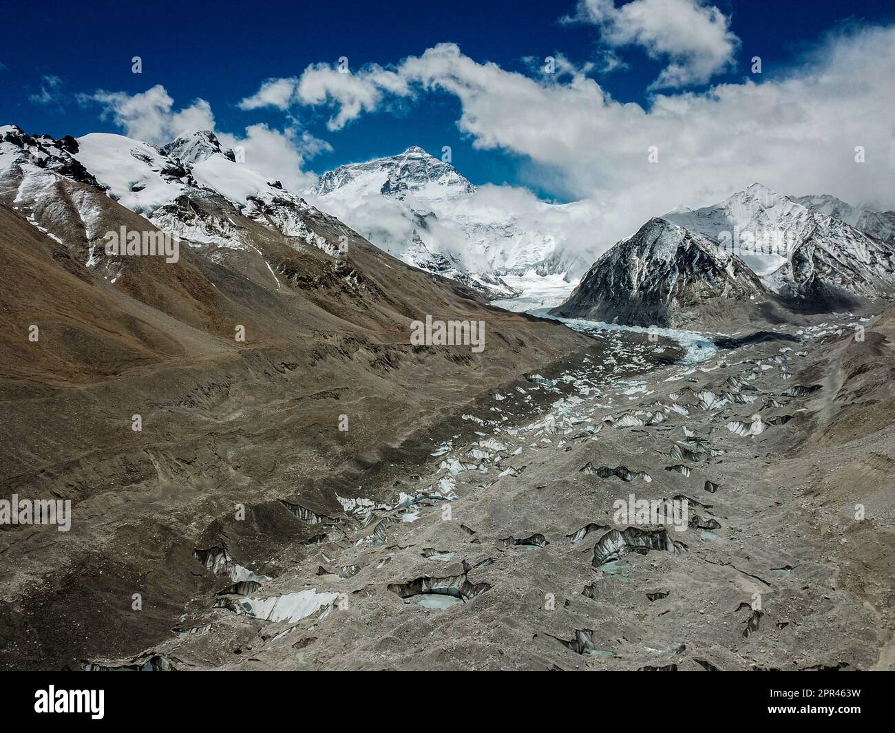 (230426) -- BEIJING, April 26, 2023 (Xinhua) -- This aerial photo shows a view of the East Rongbuk glacier on Mount Qomolangma, May 8, 2022. (Xinhua/Jiang Fan) Stock Photo