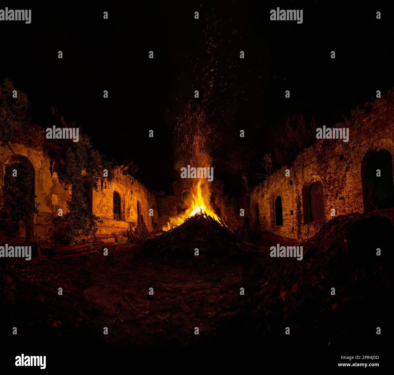 Haunting ruins hires stock photography and images Alamy
