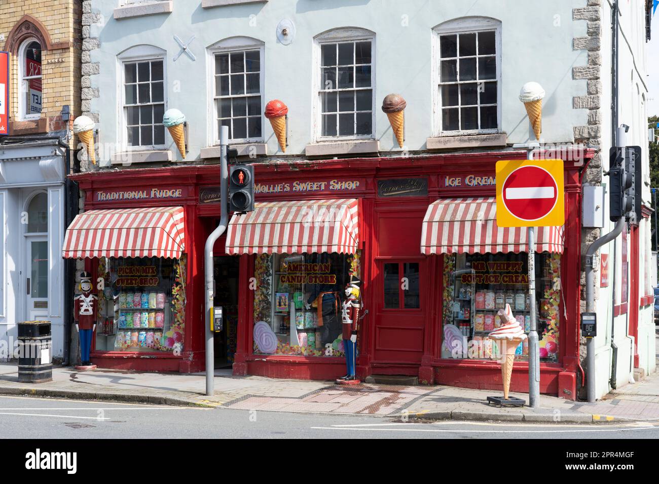 The colourfully decorated Mollie's Sweet Shop on Broad Street, Welshpool, the first branch opened in the sweet shop chain. Powys, Wales Stock Photo
