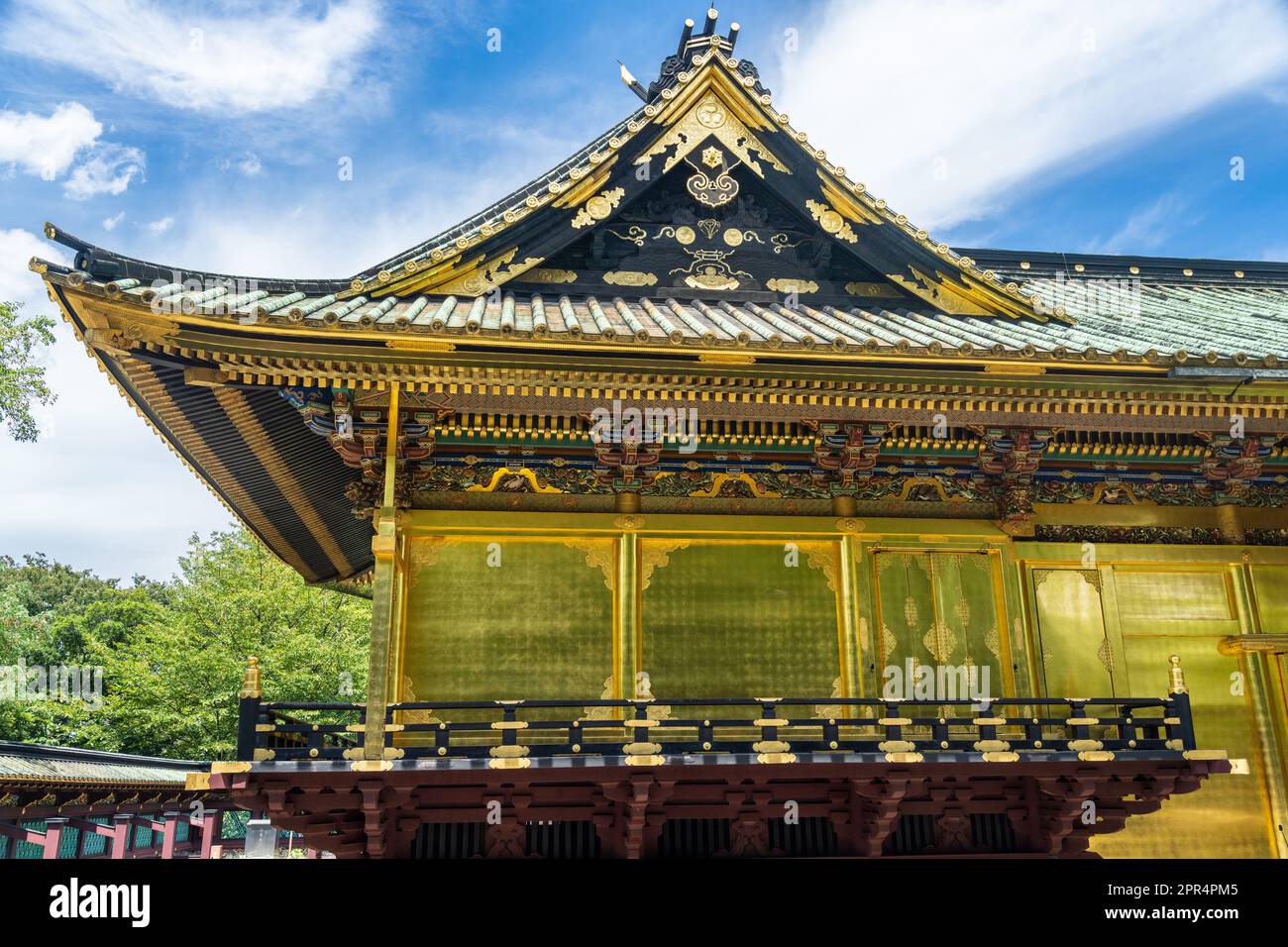 The Ueno Tosho-gu Shrine honden and Karamon in Ueno Park, Tokyo, Japan. The shrine was constructed in 1627 and is considered a great example of Shinto architecture from the Edo period. Stock Photo