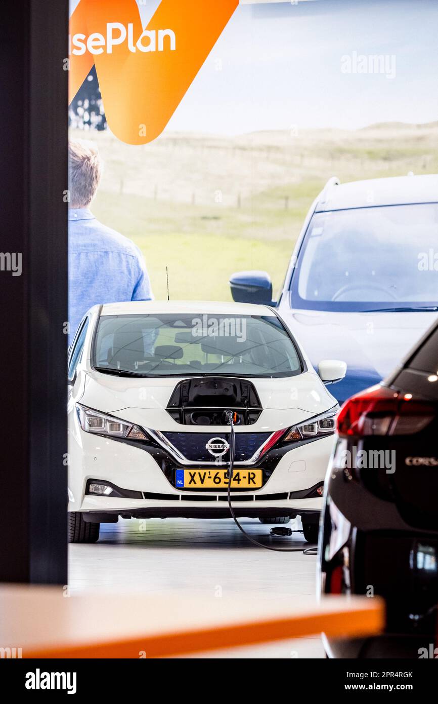 veghel-second-hand-electric-cars-in-a-leaseplan-showroom-to-ensure