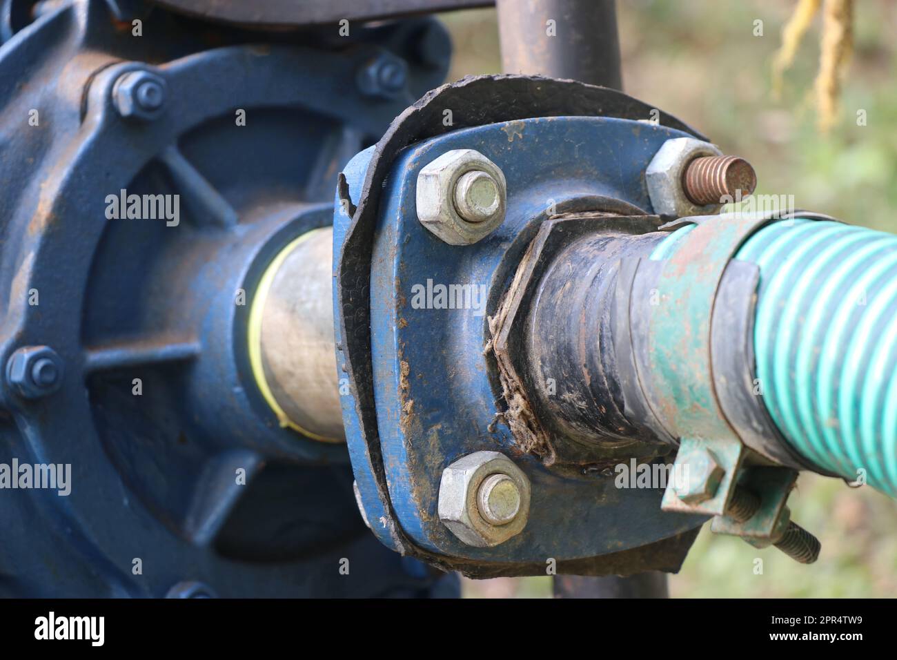 Centrifugal pump water inlet pipe connected using rubber sealing and